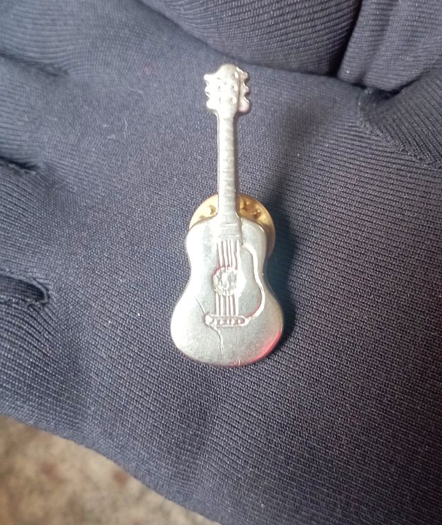 Piccola spilla vintage anni 70 chitarra acciaio.