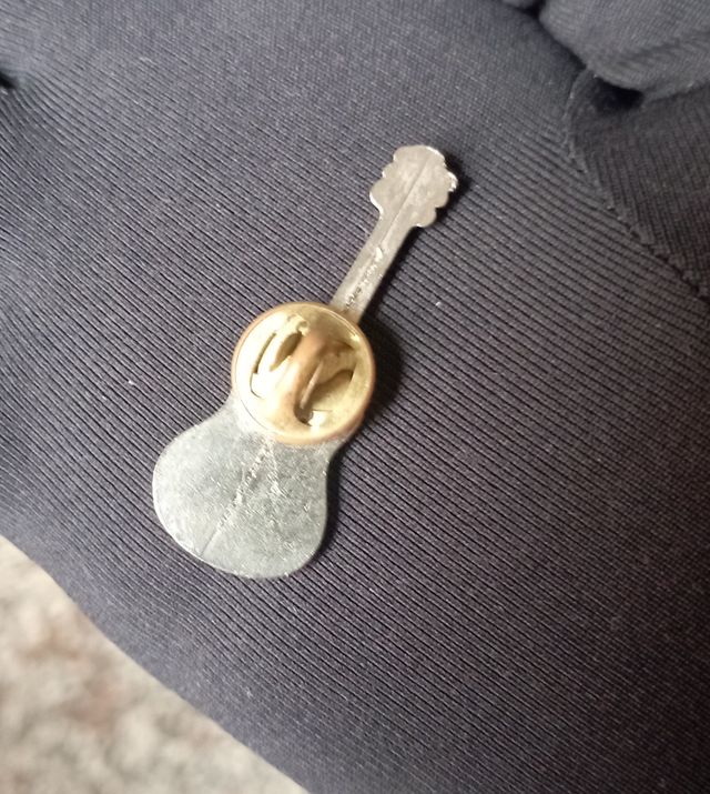 Piccola spilla vintage anni 70 chitarra acciaio.