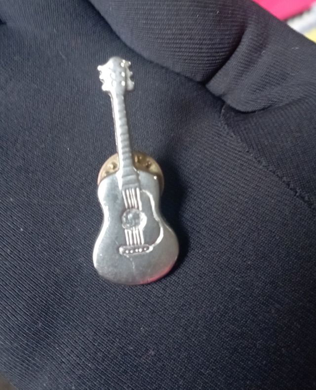 Piccola spilla vintage anni 70 chitarra acciaio.