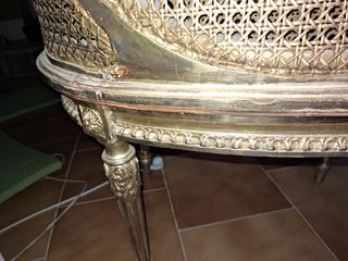 Sillón antiguo Luis XVI con rejilla dorada
