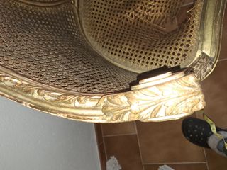 Sillón antiguo Luis XVI con rejilla dorada