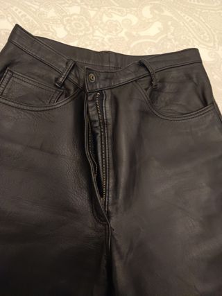 Pantalón de piel