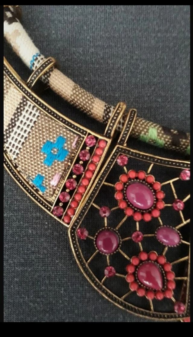 Gargantilla o collar artesanal. Nuevo