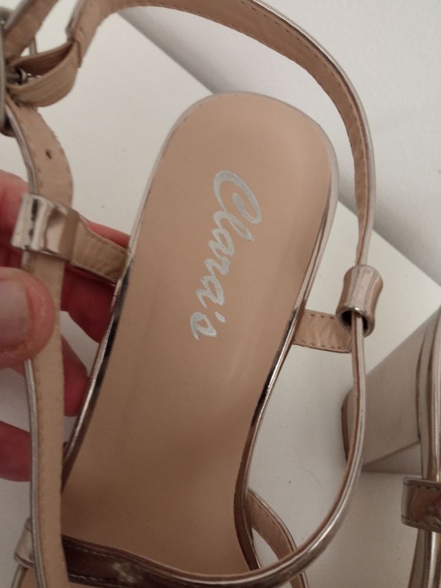 Sandalias de tacón doradas 