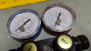 Estuche con puente de manometros