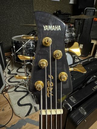 Bajo Yamaha TRB I 5 cuerdas