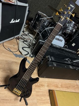 Bajo Yamaha TRB I 5 cuerdas