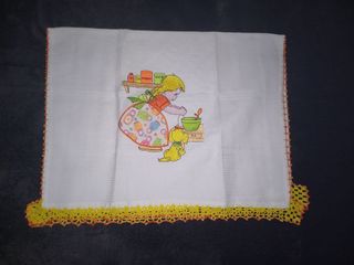 Pano de cozinha com renda artesanal