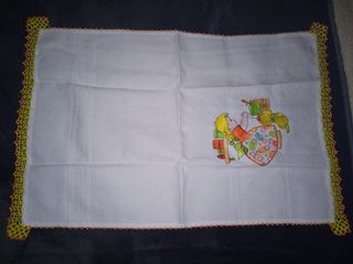 Pano de cozinha com renda artesanal