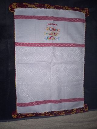 Pano de cozinha com renda artesanal