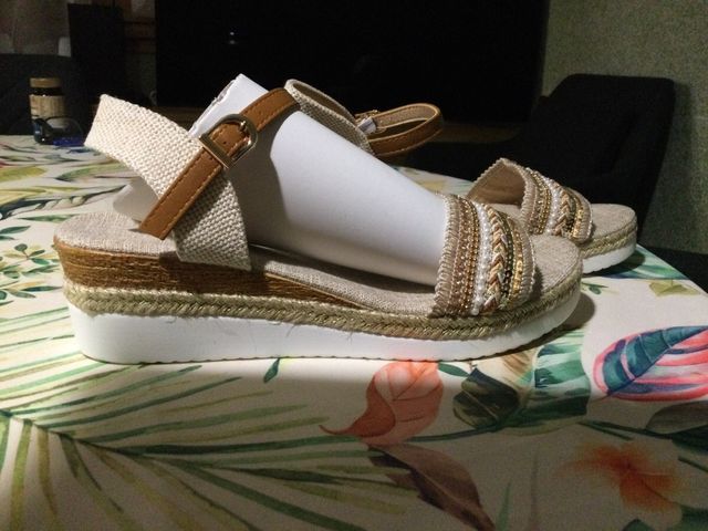 REBAJAS: PRECIOSAS SANDALIAS NUEVAS. 41