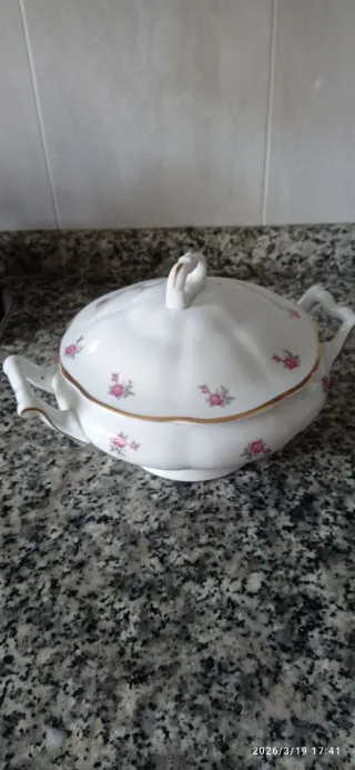 Sopera, tetera, azucarera y bandeja