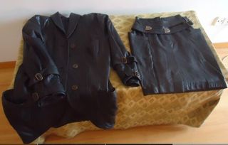 Traje de piel (leather) azul con falda