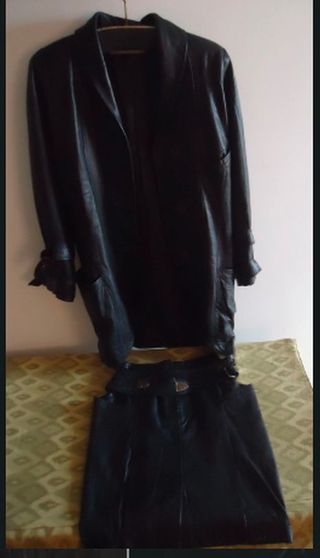 Traje de piel (leather) azul con falda