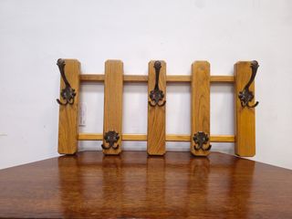 Appendiabiti rustico in legno chiaro