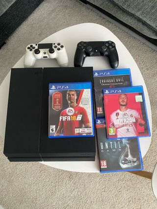PS4 con dos mandos y juegos.