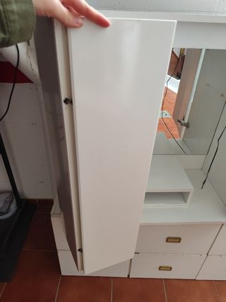 Vitrina para comedor, con espejo interior.