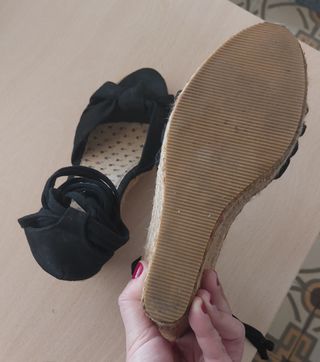Sandalias tela negra suelo esparto