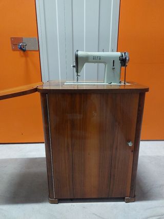 Maquina de coser ALFA con armario