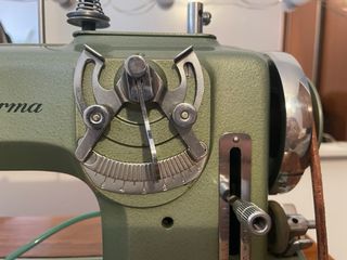 Maquina de coser antigüa REFREY