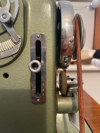 Maquina de coser antigüa REFREY