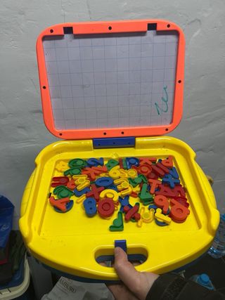 Pizarra magnética con letras y números