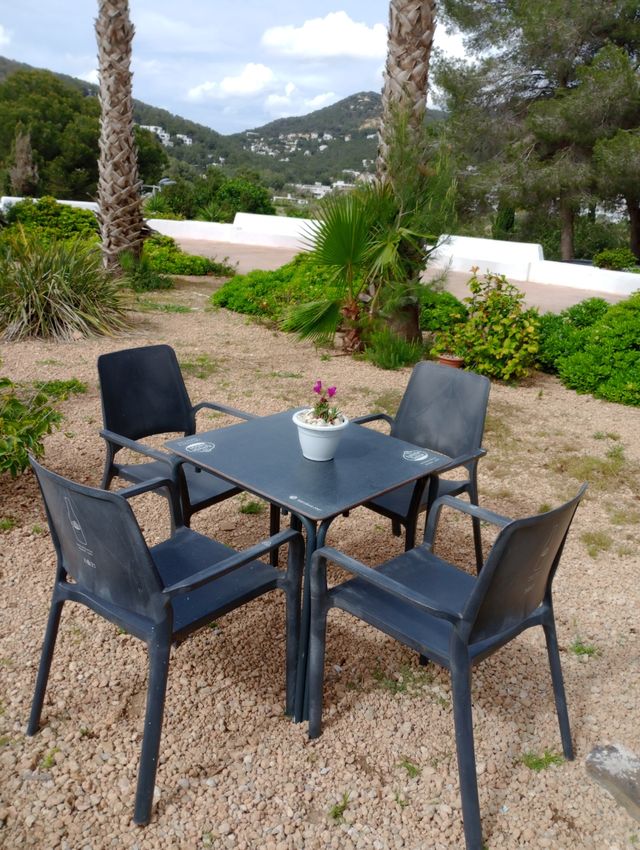 Mesa y cuatro sillas exterior