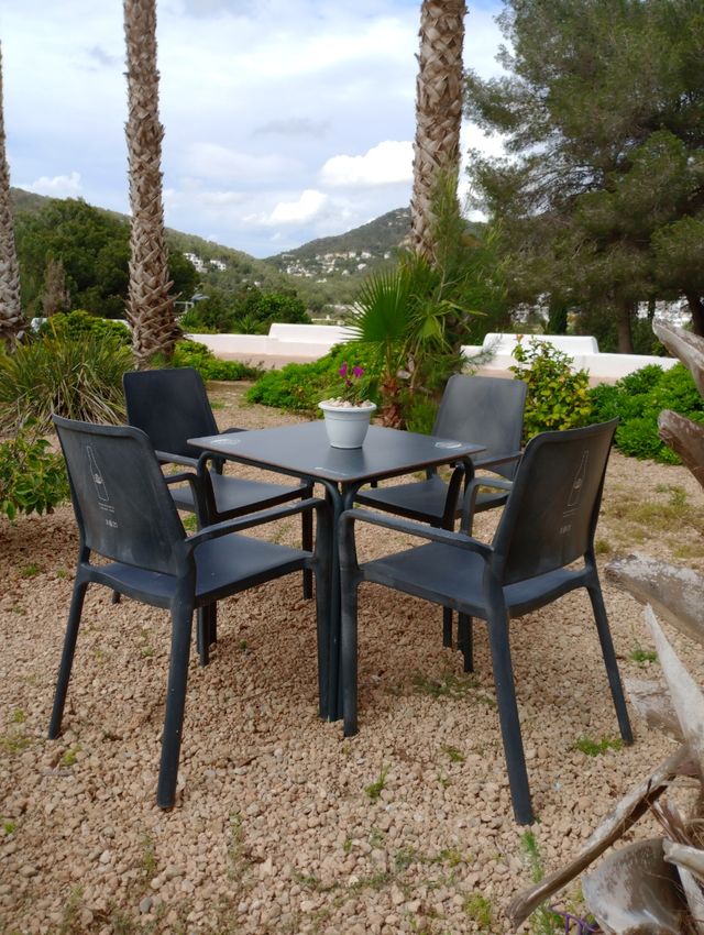 Mesa y cuatro sillas exterior