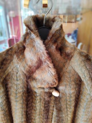 Chaquetón de pelo sintético, talla 40.