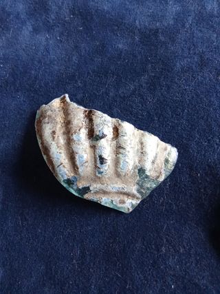 FRAGMENTO VIDRIO ROMANO Y TERRA SIGILLATA DECORADA