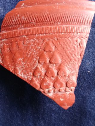 FRAGMENTO VIDRIO ROMANO Y TERRA SIGILLATA DECORADA