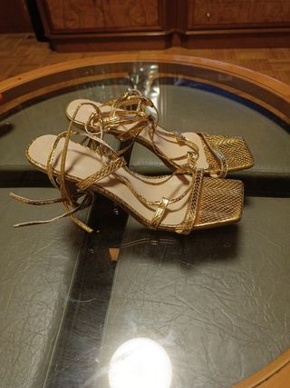 Sandalias doradas tacon