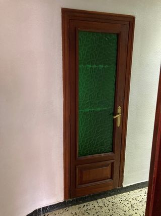 Puerta de madera mobila con marco