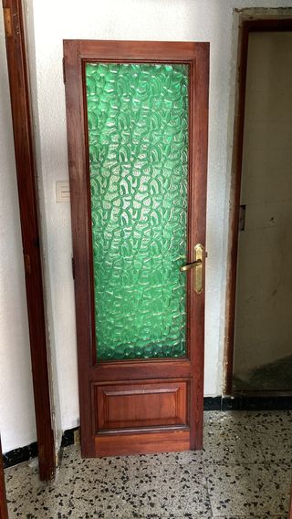 Puerta de madera mobila con marco