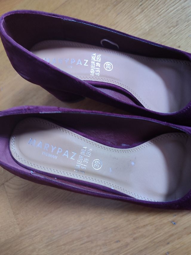 Dos paes de zapatos de salón