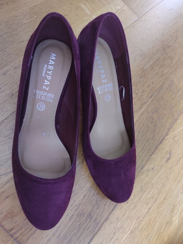 Dos paes de zapatos de salón