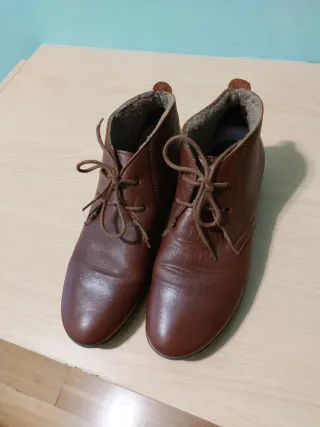 Botín de piel con cordones