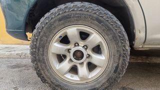 Llantas con neumáticos Nissan 