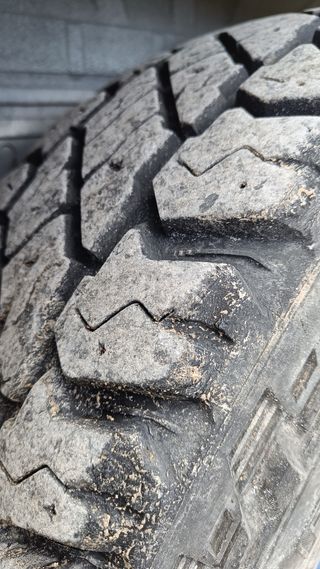 Llantas con neumáticos Nissan 