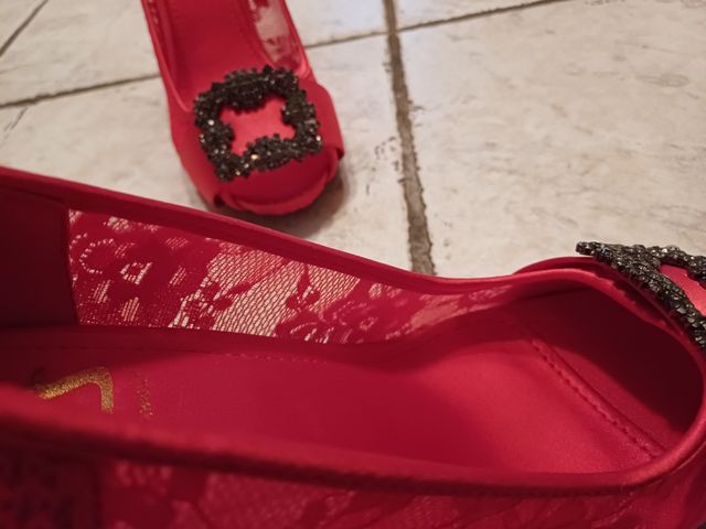 Décolleté in raso e pizzo rosso