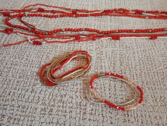 Conjunto de collar y pulseras