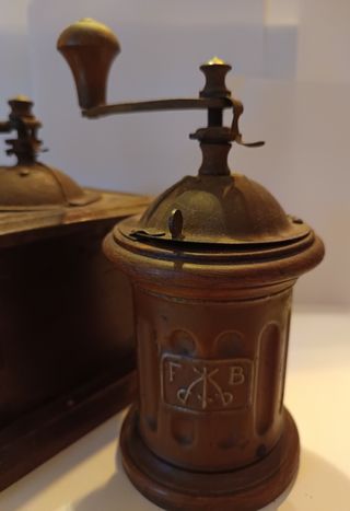 2 antichi macina caffè...