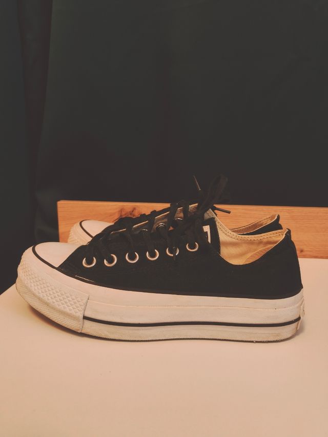 Converse negras bajas con plataforma