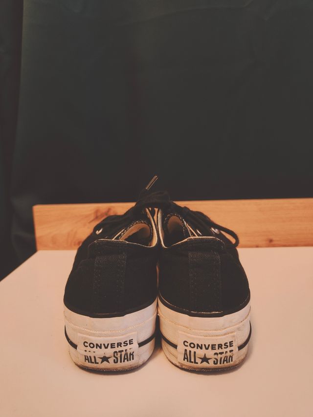 Converse negras bajas con plataforma
