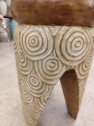 Mesa auxiliar / taburete de madera tallada