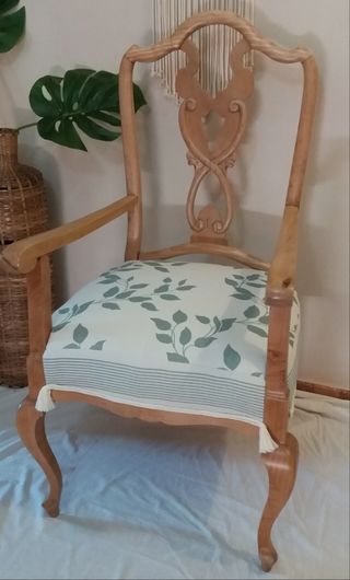 Sillón antiguo de madera maciza