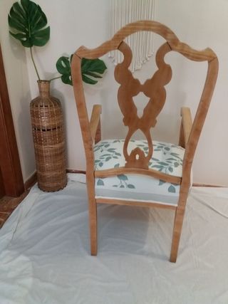 Sillón antiguo de madera maciza