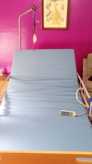 Cama geriátrica con colchón hospitalario