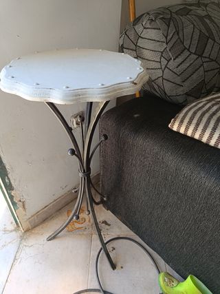 Mesita auxiliar estilo antiguo 