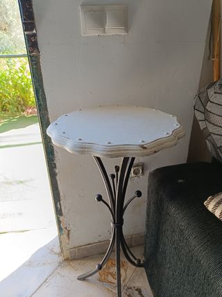 Mesita auxiliar estilo antiguo 
